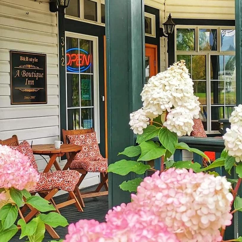 Courthouse Inn Revelstoke Exterior photo
