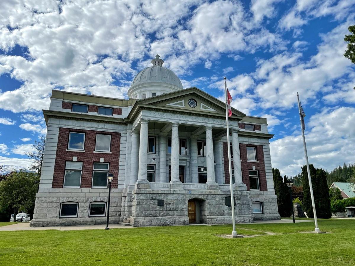 Courthouse Inn Revelstoke Exterior photo