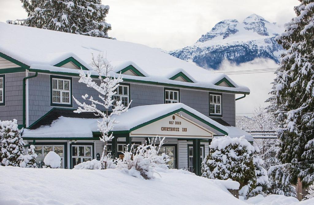 Courthouse Inn Revelstoke Exterior photo